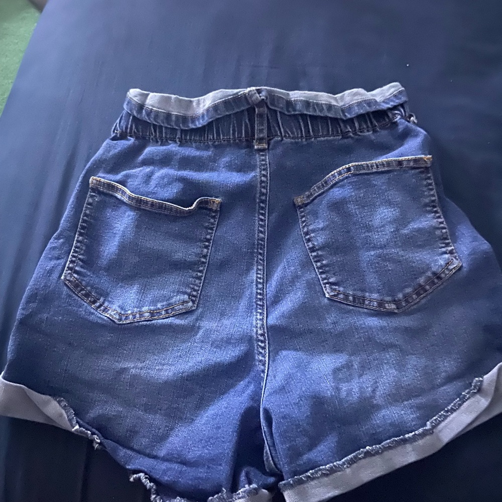 High-waisted blue denim shorts #denimshorts!